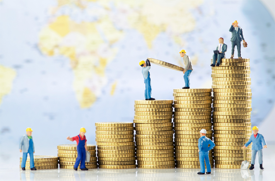 personas trabajando sobre montones de monedas.