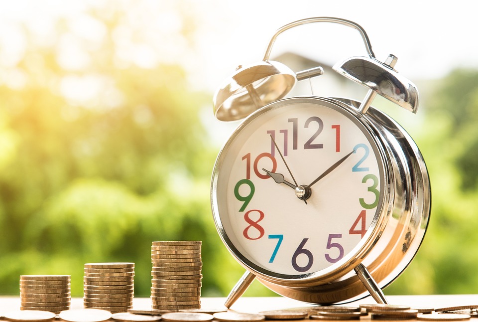 Reloj junto a unas monedas