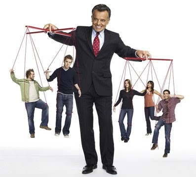 Hombre sosteniendo personas como títeres