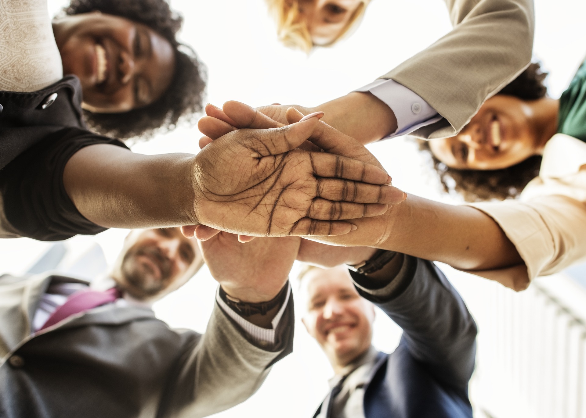 : Personas de diferentes culturas reunidas en una oficina