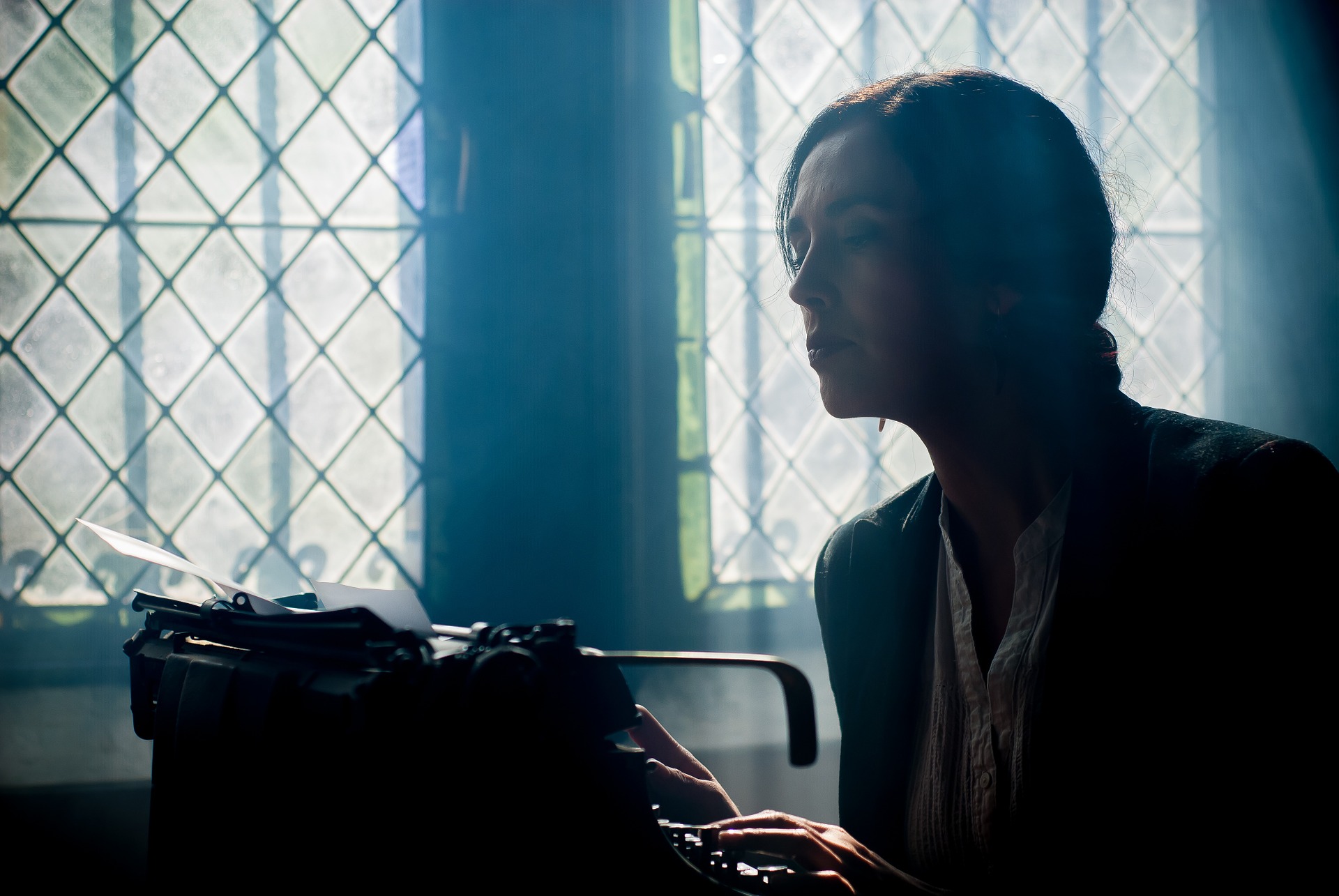 Escritora con máquina de escribir