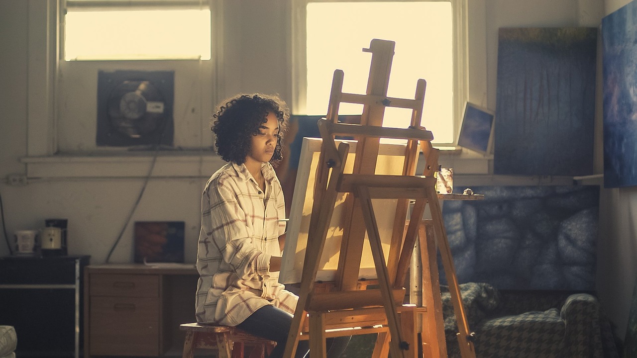 Persona realizando una pintura