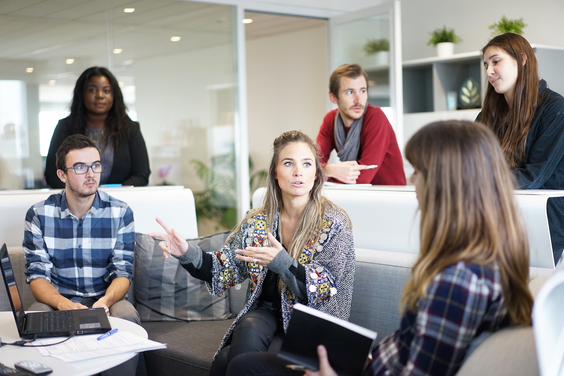 Persona ayudando a equipo de trabajo