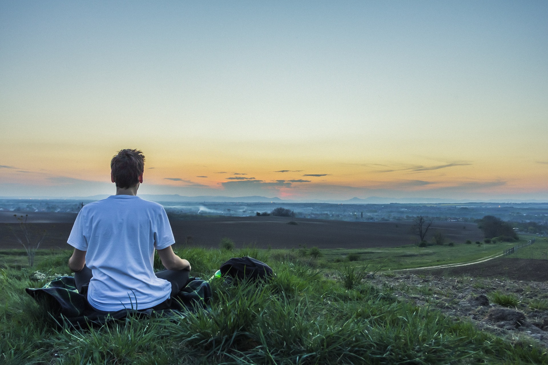 Persona meditando, tranquila