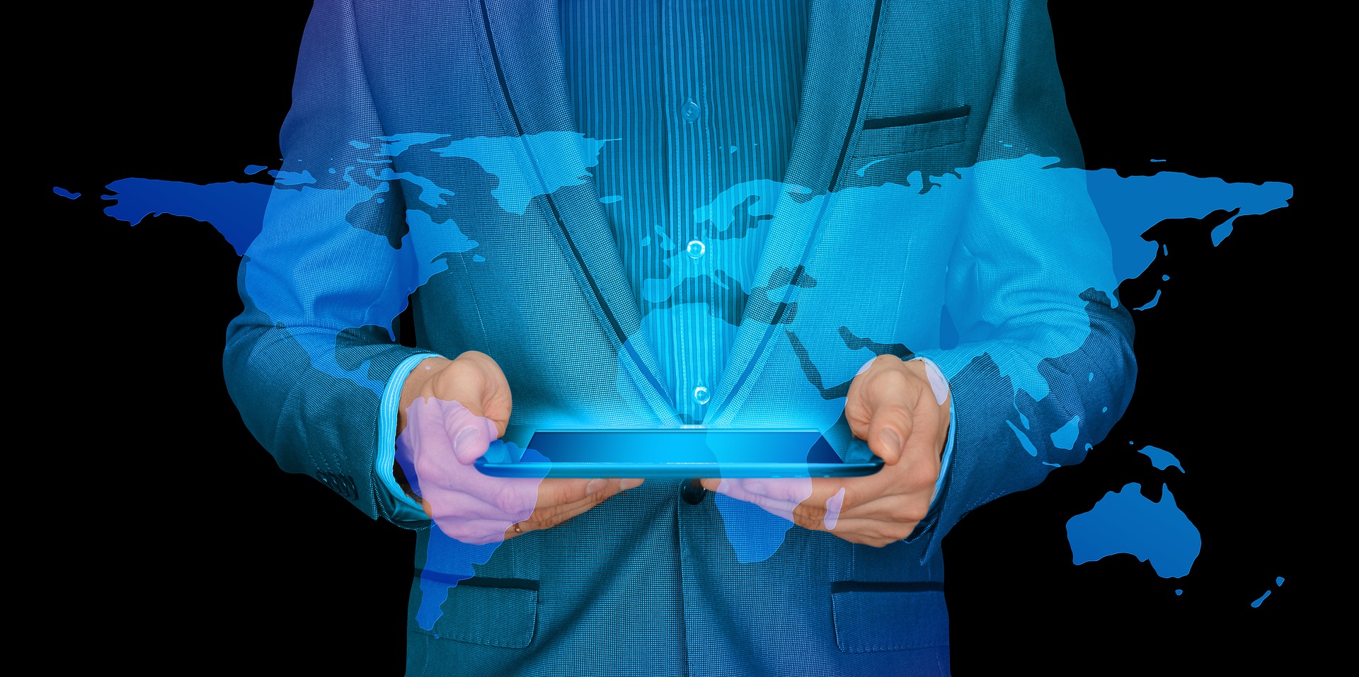 Persona sosteniendo en las manos una tablet, como marca de agua un mapa del mundo