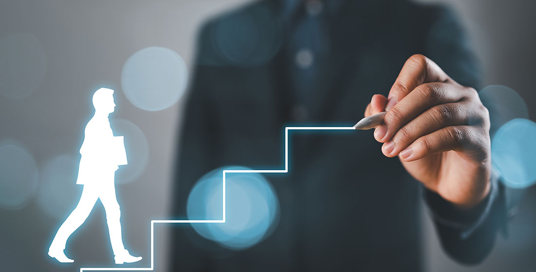Empresario señalando una escalera iluminada sobre la que camina la silueta de un hombre