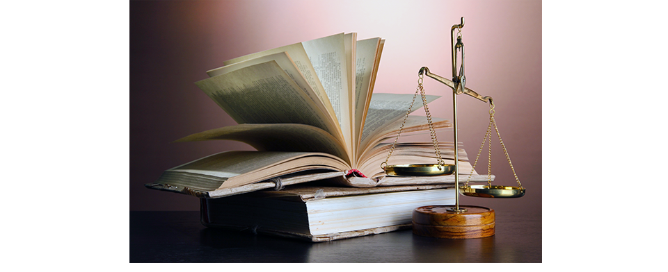 Balanza con libros.