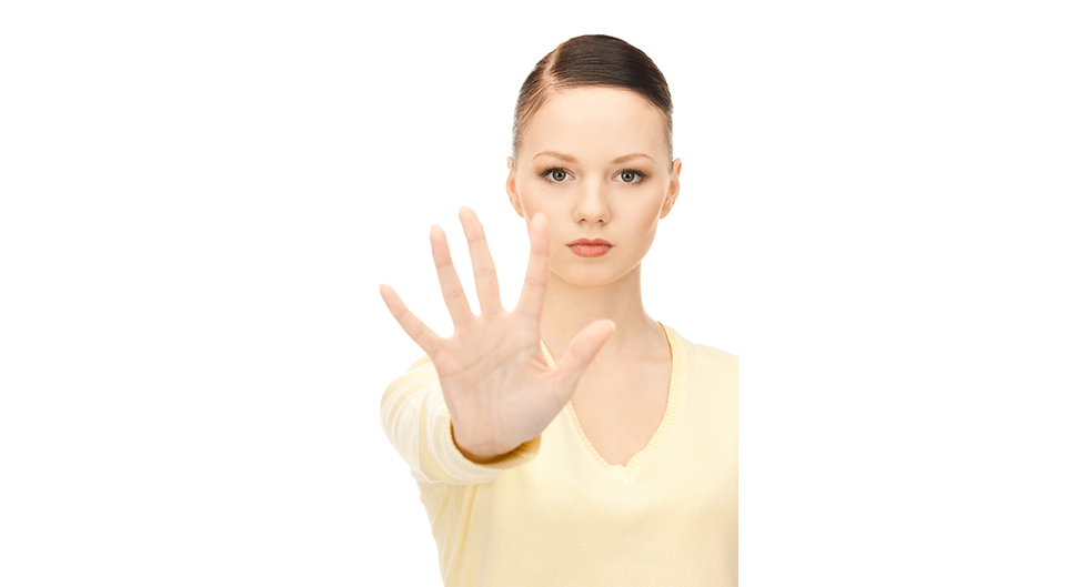 Mujer con la mano al frente.