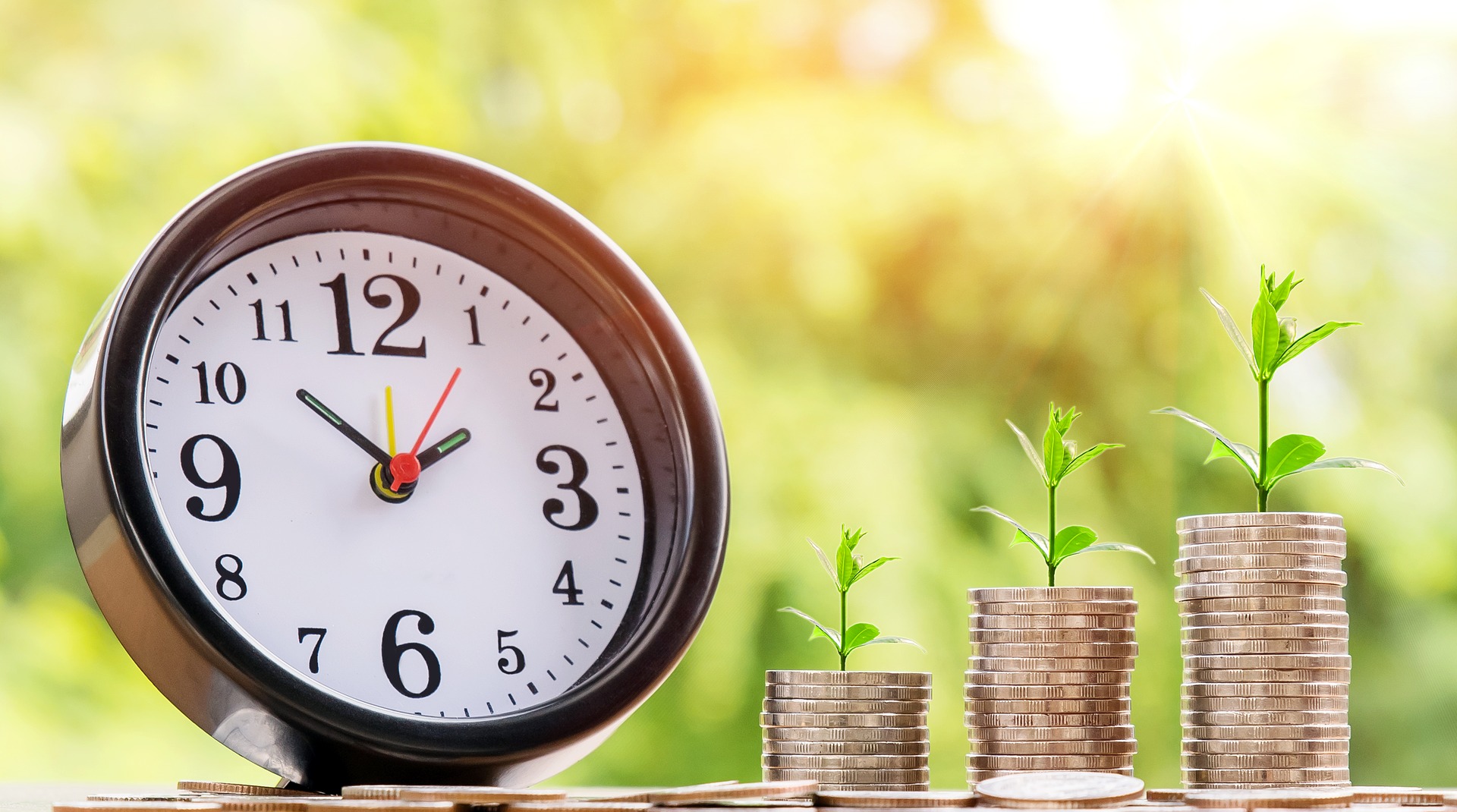 Reloj y dinero sobre una mesa.