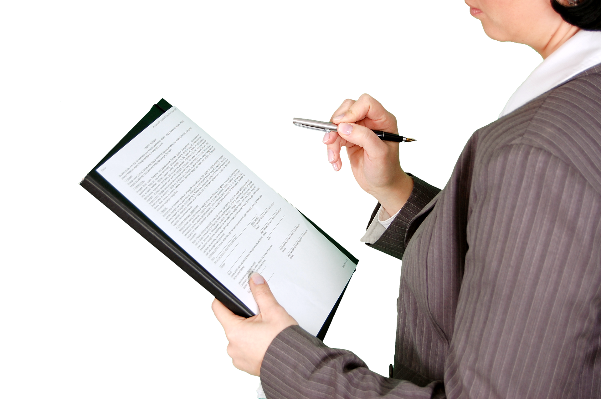 Persona señalando un documento sobre sus manos