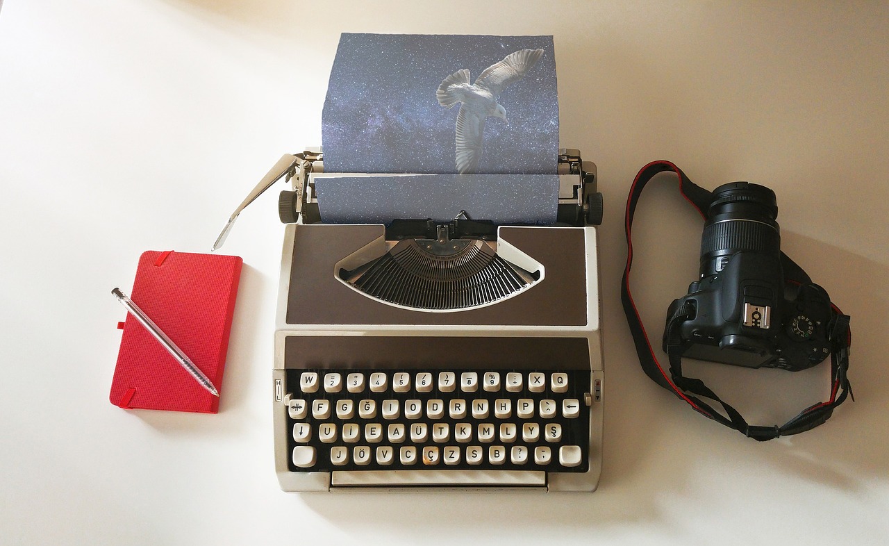 libreta, maquina y cámara