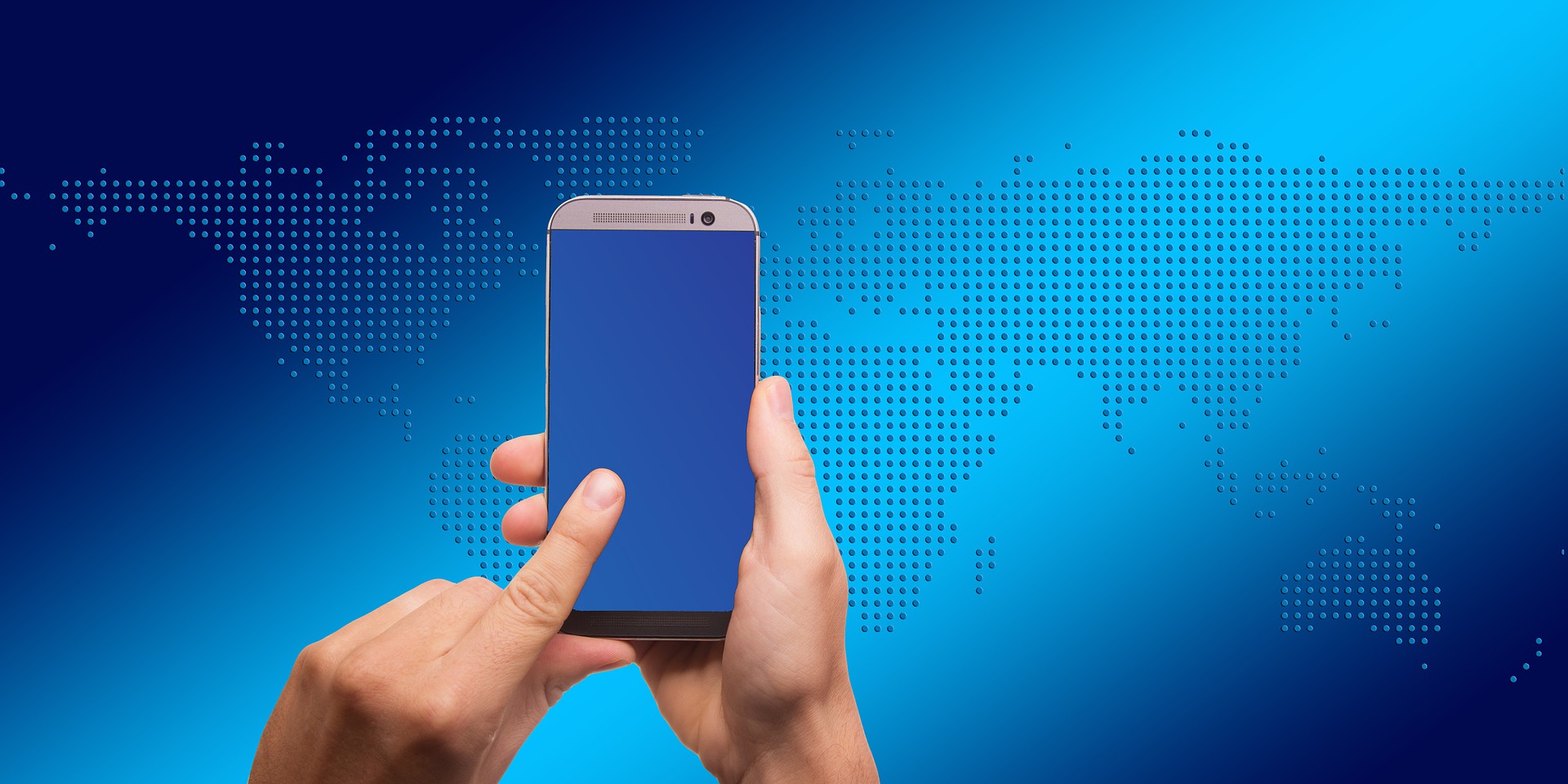 Una persona con  celular en la mano, al fondo un mapa del mundo.