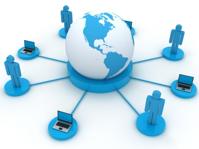 Al centro el mundo, lo rodean siluetas de personas y laptop.