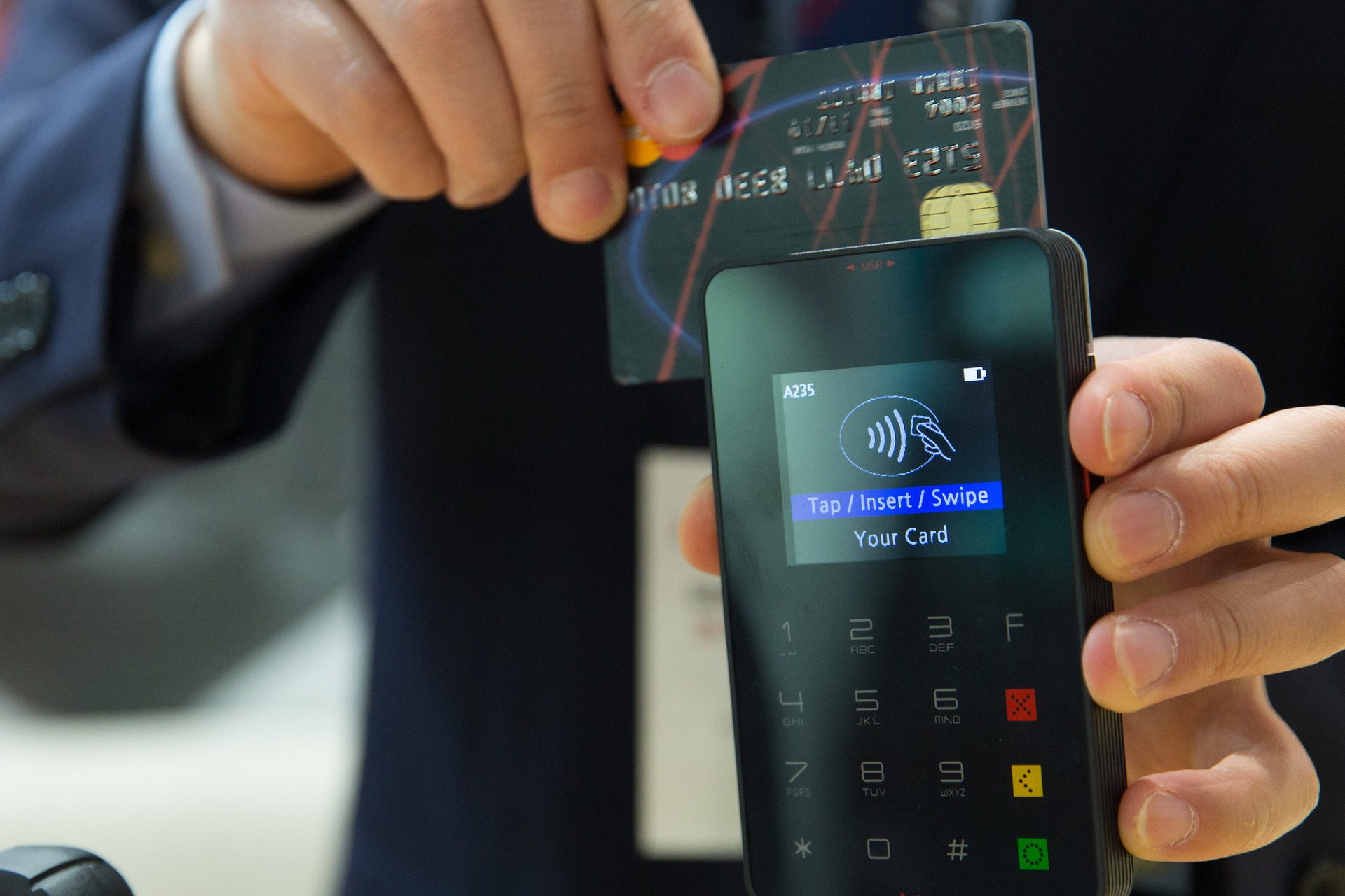 Persona que desliza una tarjeta en una terminal