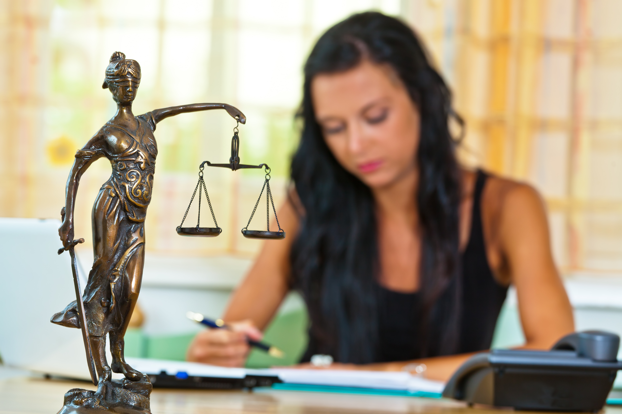 Mujer estudiando leyes