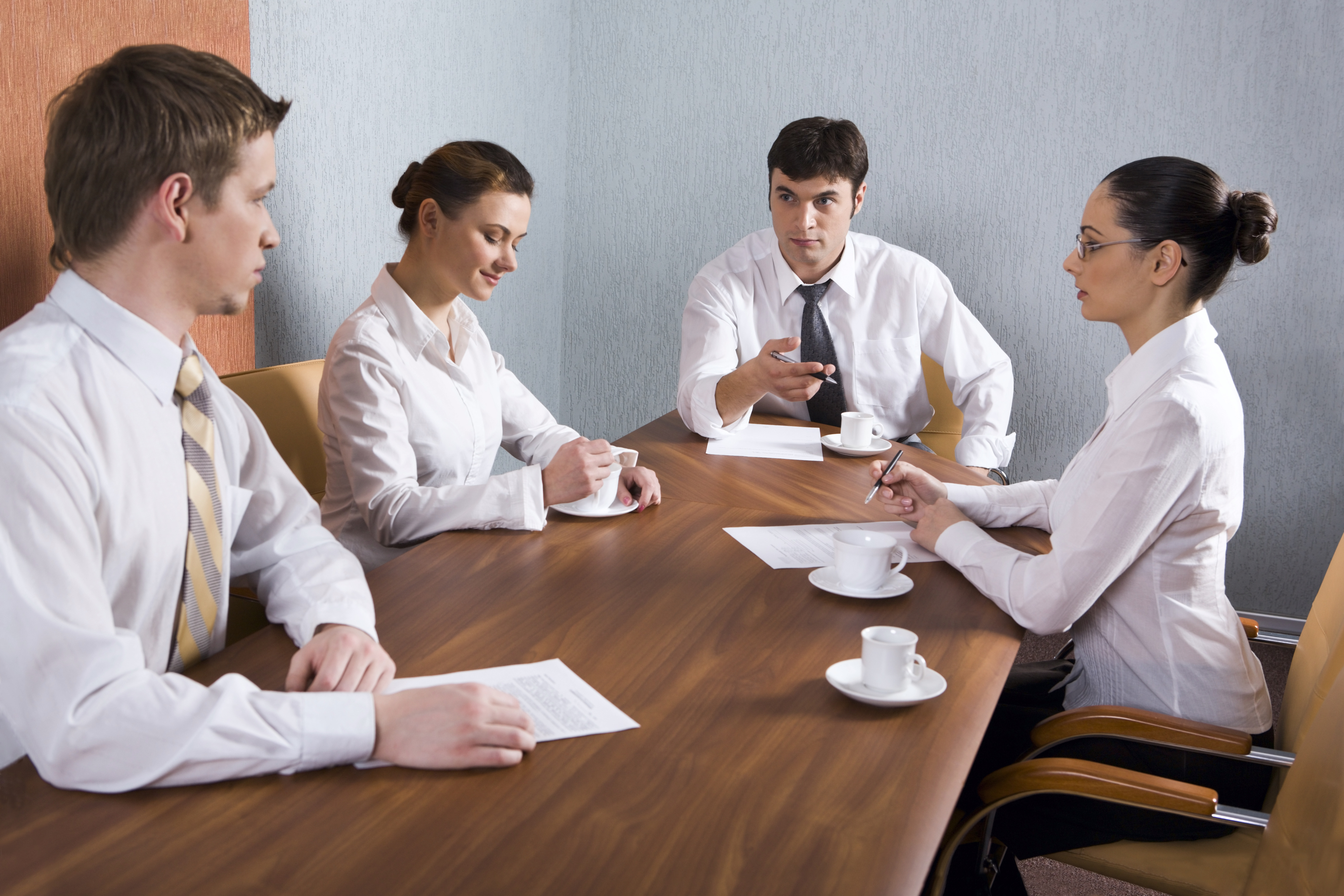 Grupo de personas en una mesa