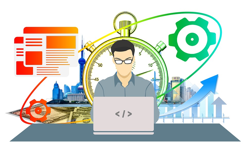 Hombre sentado en una mesa con su computadora, al fondo gráficas, un reloj, etcétera, elementos que integran la planeación