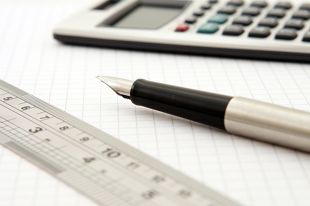 Pluma, regla y calculadora