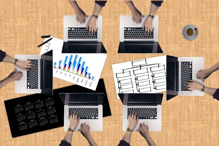 Personas trabajando en computadoras