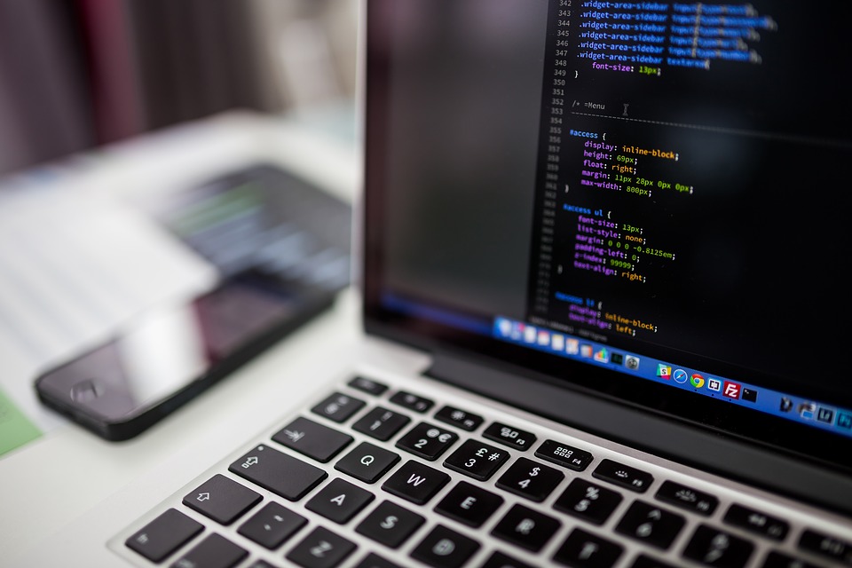 Alt text: Pantalla de computadora donde se muestra el desarrollo de una programación para un multimedia