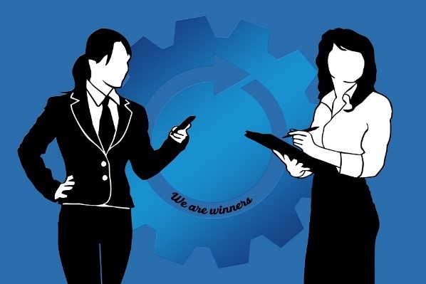 Dos personas trabajando en conjunto.