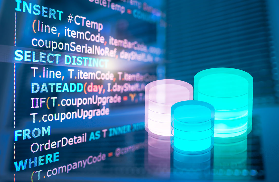 Ilustración de tres cilindros representando almacenamiento de bases de datos. En el fondo, hay una pantalla borrosa que muestra líneas de código SQL con palabras clave como “INSERT,” “SELECT DISTINCT,” y “WHERE” resaltadas en azul, indicando actividad de programación o gestión de bases de datos.