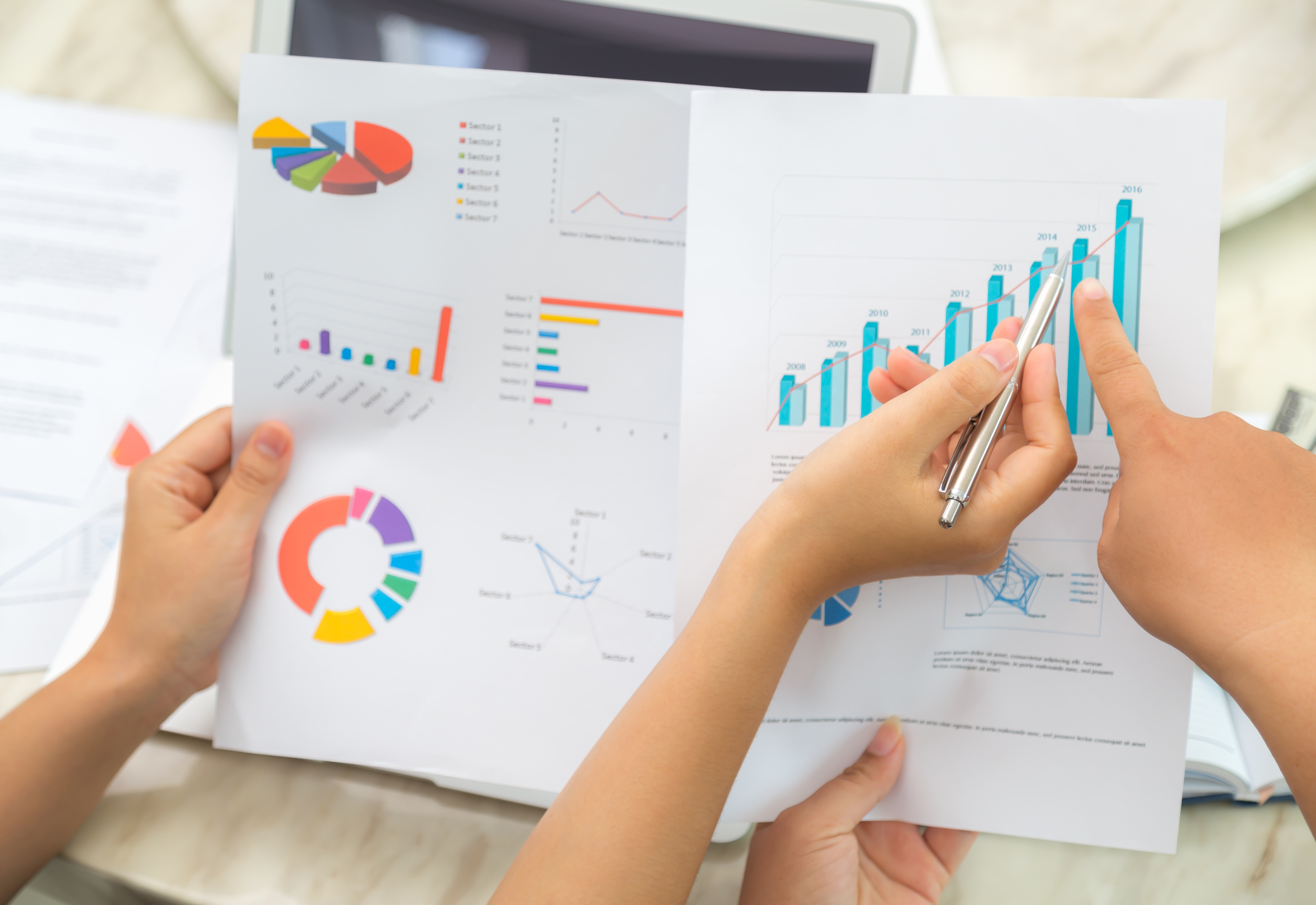 Persona consultando diversas técnicas de investigación 
