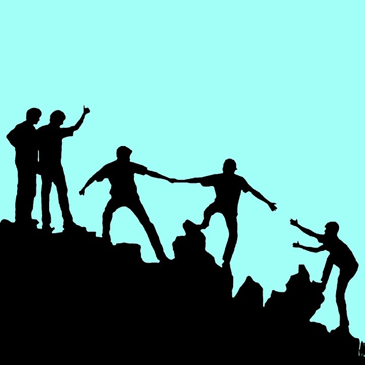 Personas escalando una montaña.