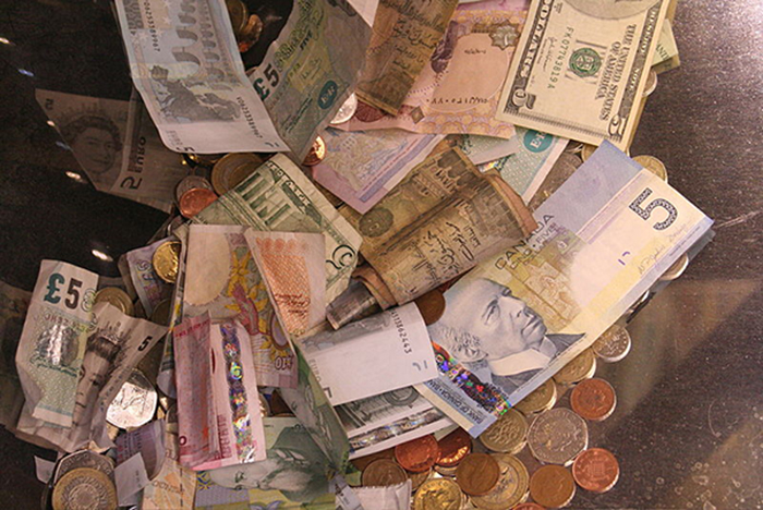 billetes de distintas denominaciones.
