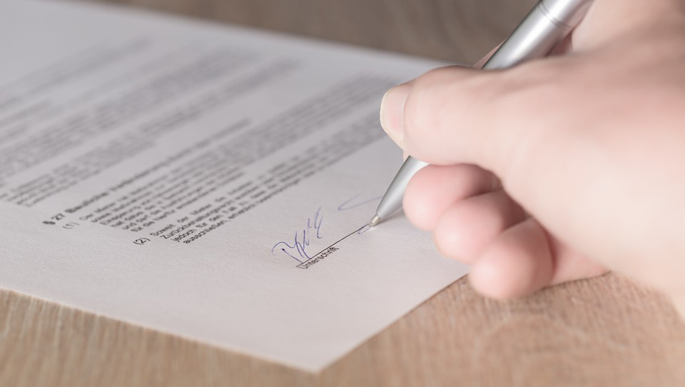 Firmando un contrato
