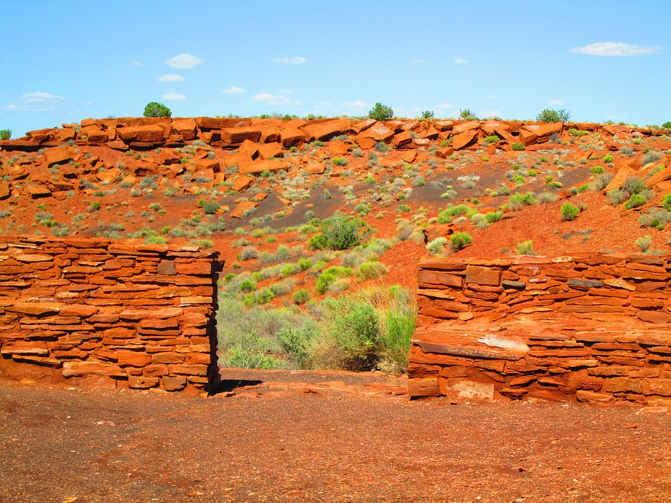 Construcción de rocas en medio de un desierto. 