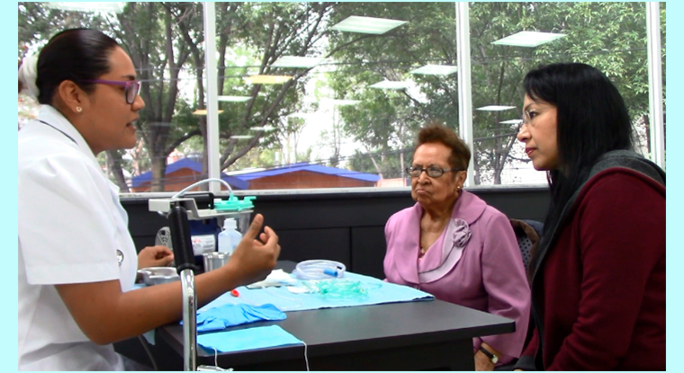 Adulto mayor y familiar con enfermera