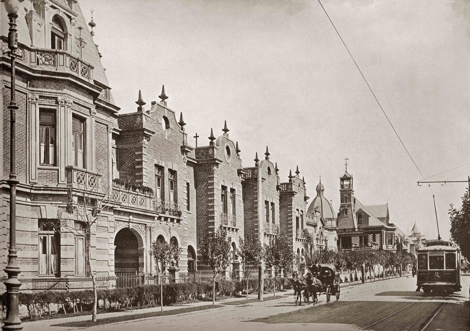 Fotografía de Guillermo Kahlo, Álbum “Müller Hermanos” (1910). Acera poniente de la calle Liverpool, col. Juárez.
