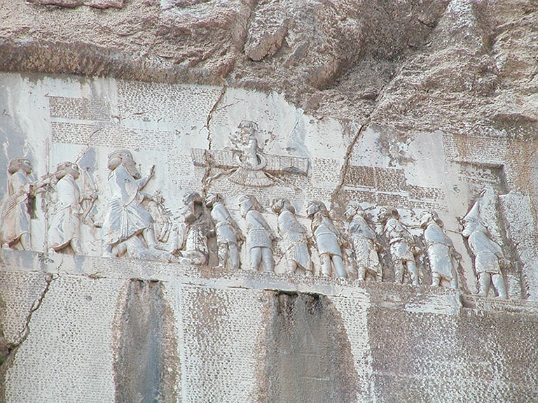 Relieve que muestra cómo se vivía en el periodo del rey Darío
