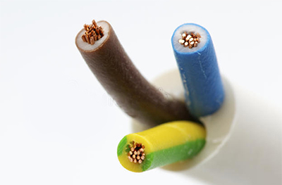Imagen que muestra tres cables eléctricos