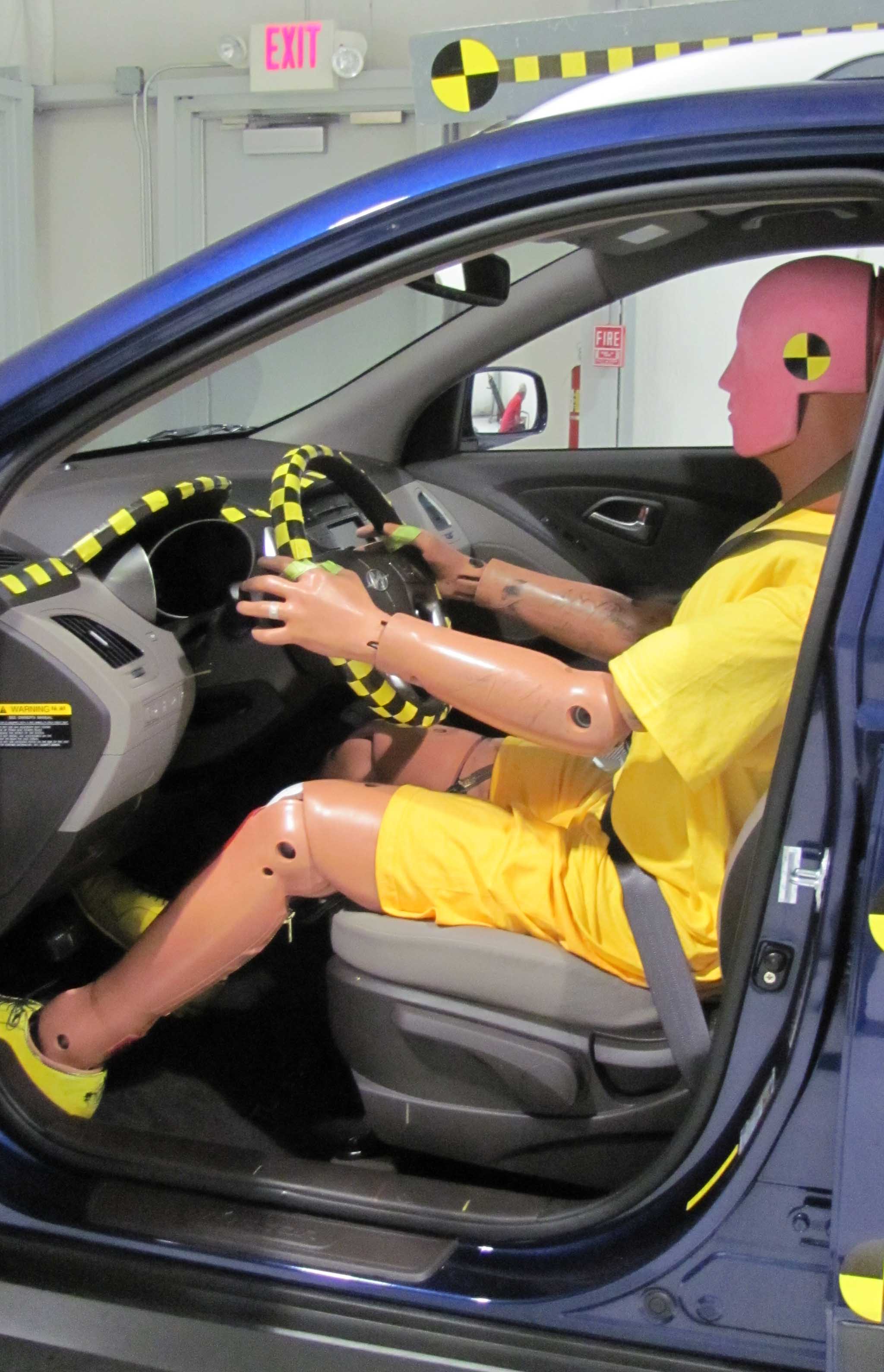 Maniquí de prueba dentro de automóvil.