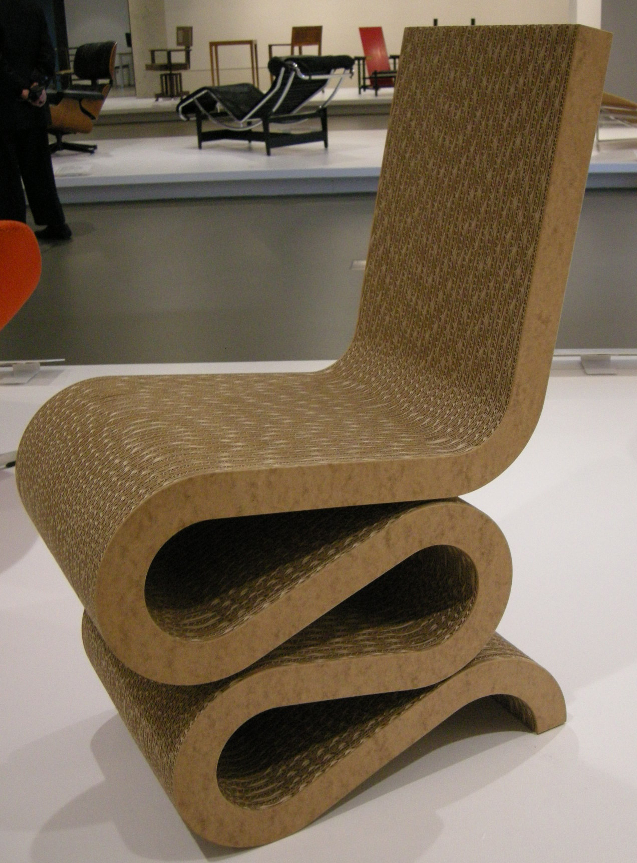 Silla de cartón moldeado.