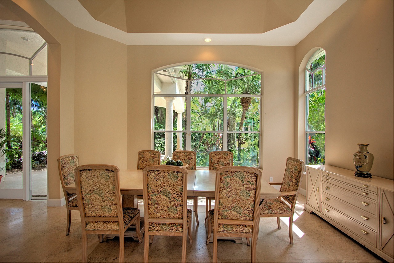 Comedor con lámpara al centro