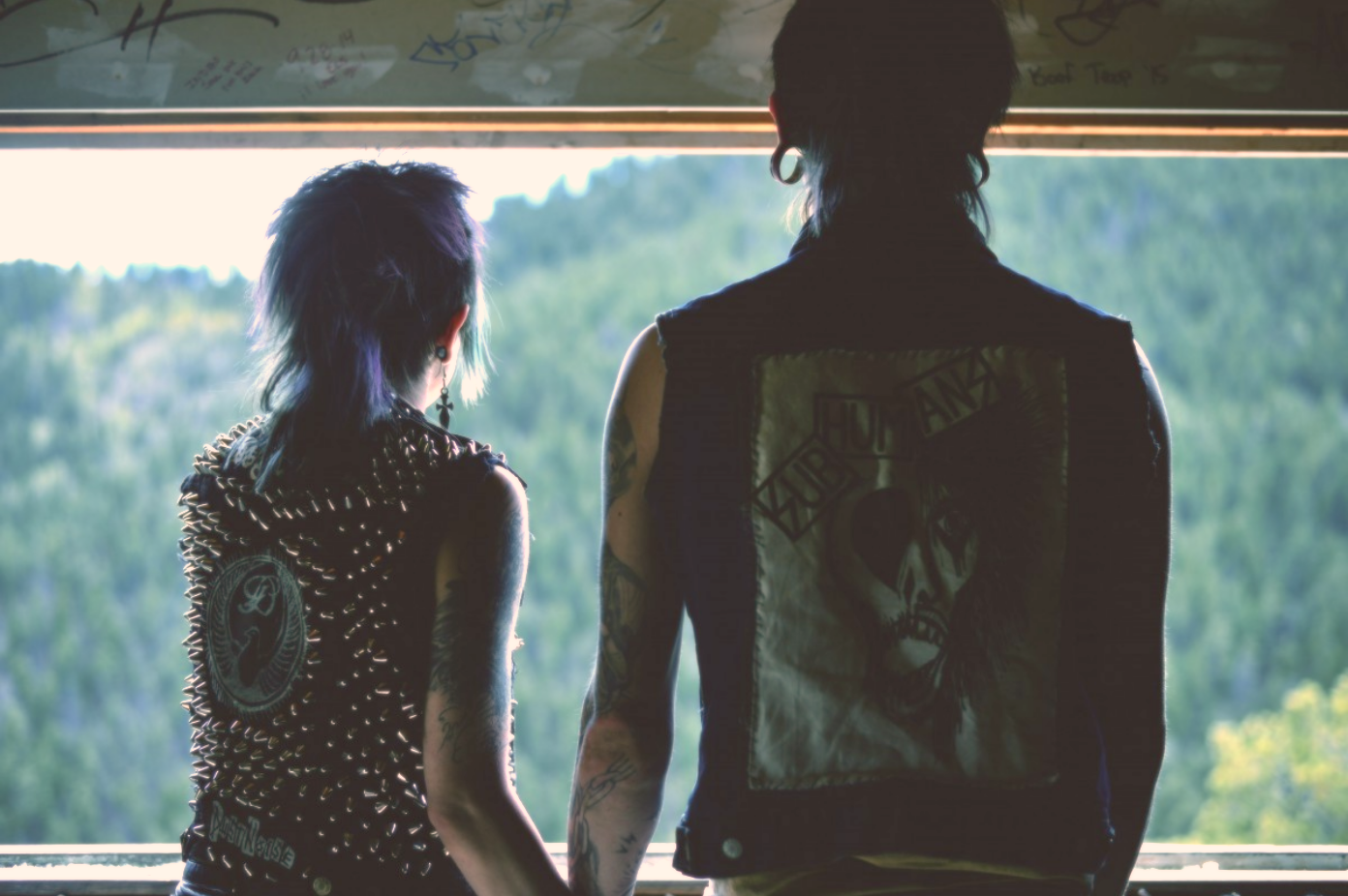 Pareja adolescente viendo al horizonte
