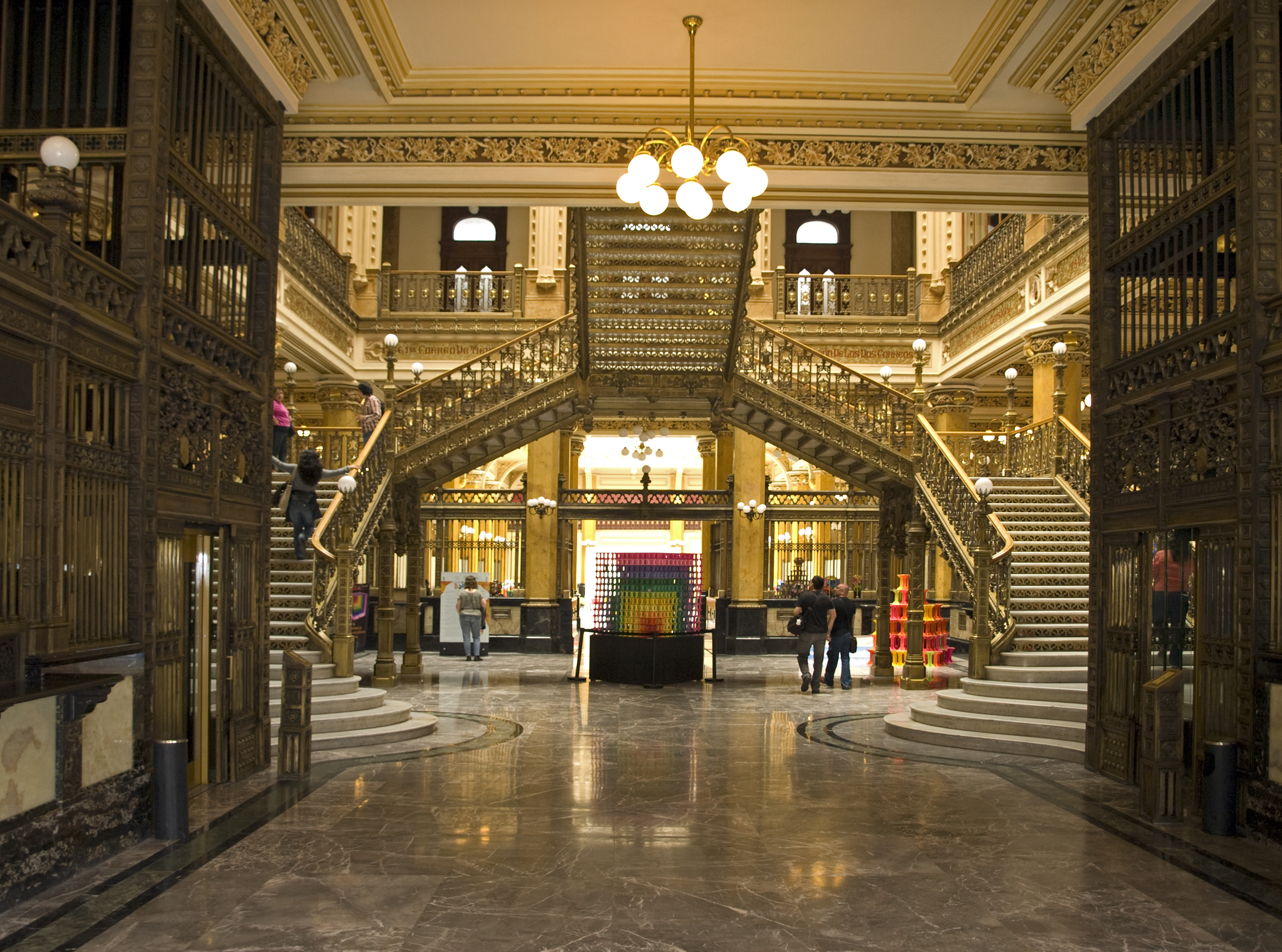 Fotografía en que se aprecia el Palacio de Correos