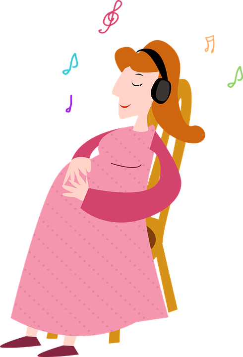 imagen de mujer embarazada tocando su vientre con notas musicales a su alrededor.