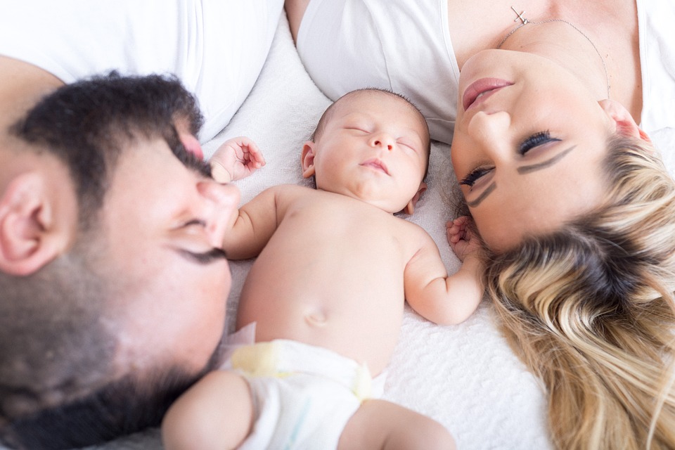  bebé en medio de sus padres.