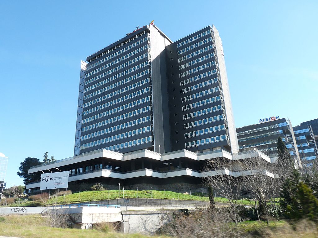 Antiguo Edificio Philips, ocupado a fecha de 2016 por Iberia (también llamado MV49 Business Park), entre la avenida de América y la calle de Martínez de Villergas, junto a la M-30, Madrid