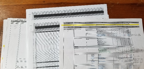 Hojas con listas de entregables sobre una mesa