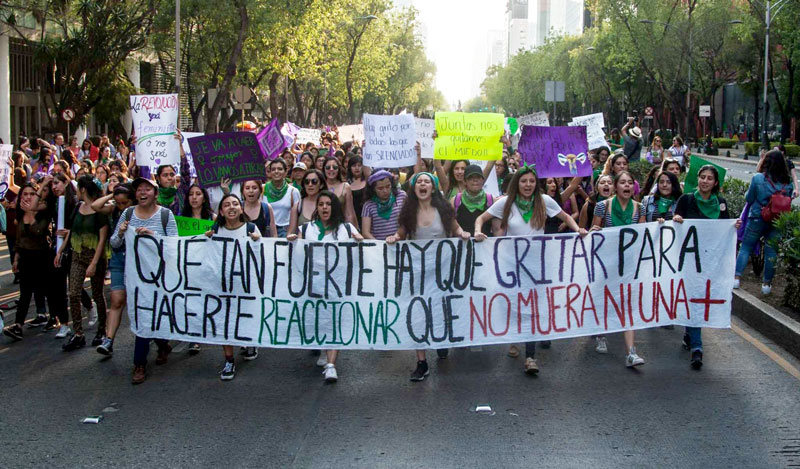 Protesta. Miles de mujeres
                          caminando por Paseo de la Reforma