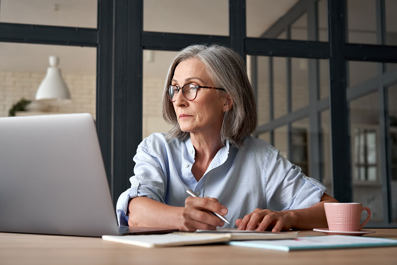 Mujer adulta en proceso de aprendizaje mira la computadora Mujer adulta en proceso de aprendizaje mira la computadora