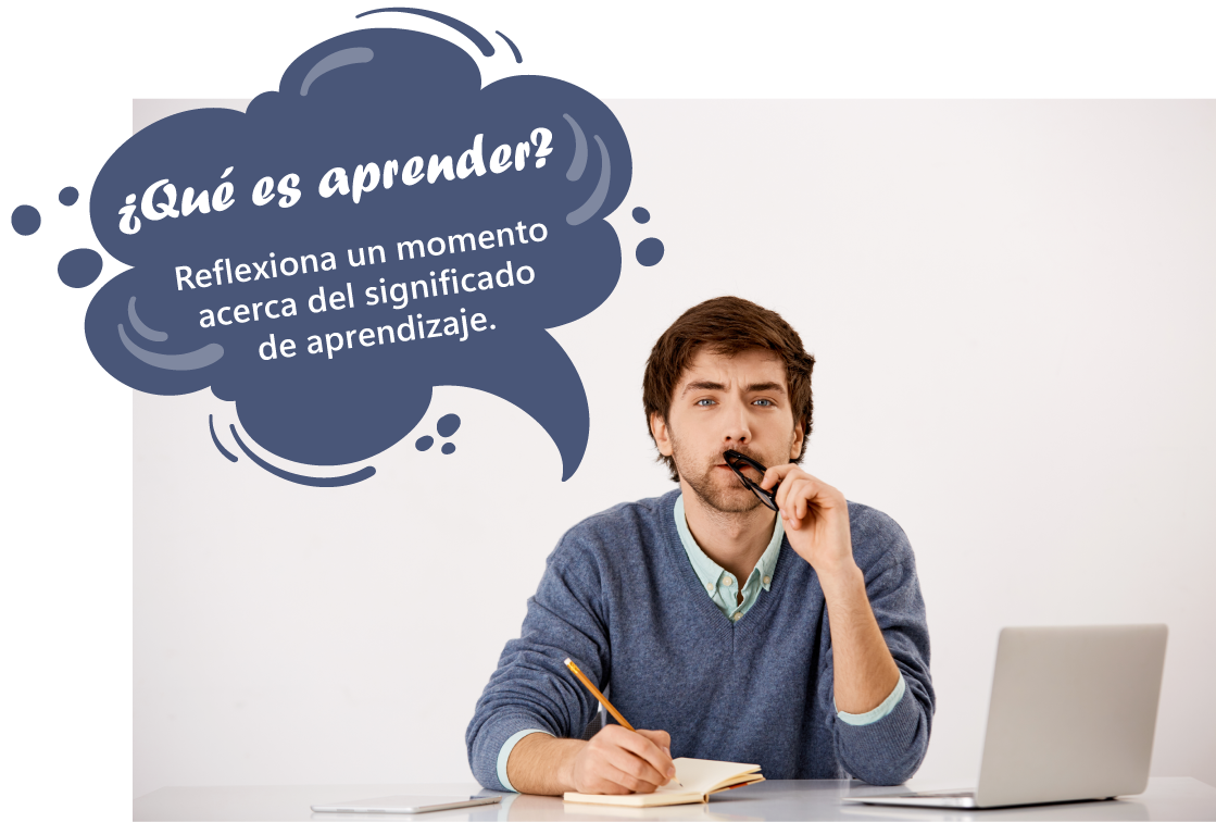 Hombre sentado en escritorio reflexionando Hombre sentado en escritorio reflexionando