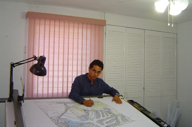 Arquitecto diseñando Fotografía de un arquitecto diseñando un plano