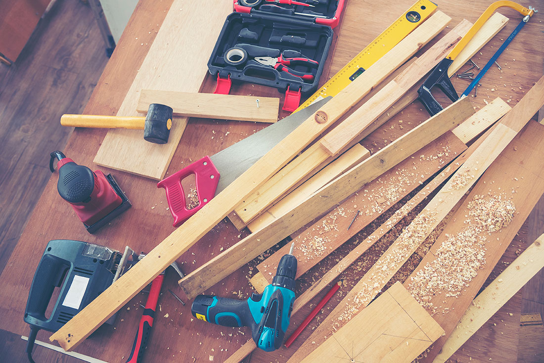 Fotografía de una mesa con maderas y diversos objetos para construcción