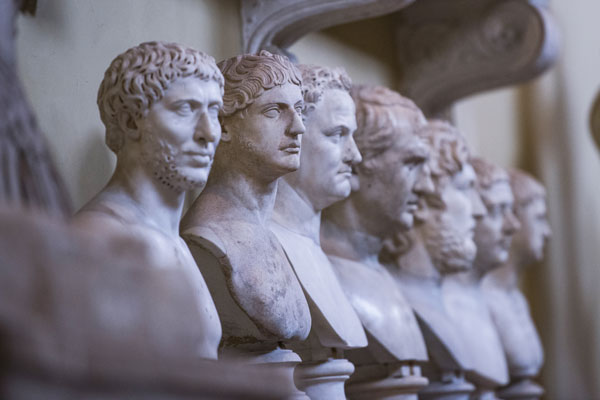 Estatuas romanas en un museo Estatuas romanas en un museo